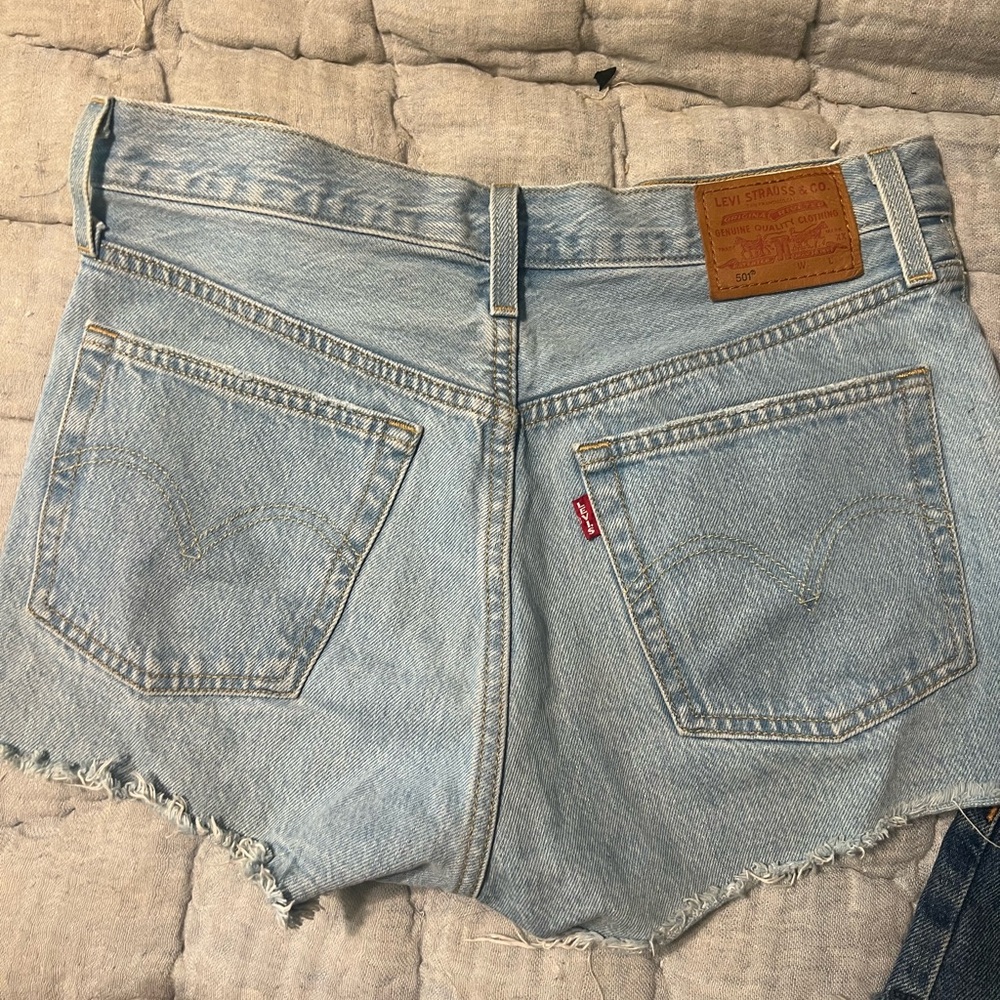 High Rise Levi’s Shorts - Picture 2 of 3